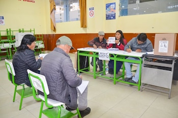 El procedimiento incluye abrir el ánfora, revisar cada papeleta, completar las actas y publicar los resultados que se obtuvieron en la mesa de votación| Foto: ONPE