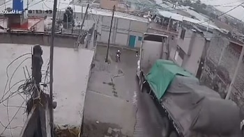 Tráiler cargado con rollos de acero se estrella contra fábrica en Tultitlán: motociclista se salva en el Edomex