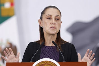 La presidenta de México, Claudia Sheinbaum, habla durante una rueda de prensa este lunes, en el Palacio Nacional en Ciudad de México (México). EFE/ Sáshenka Gutiérrez