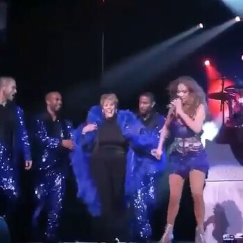 Guadalupe sube al escenario para