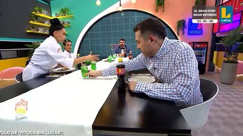 Finalistas entregan sus platos. |