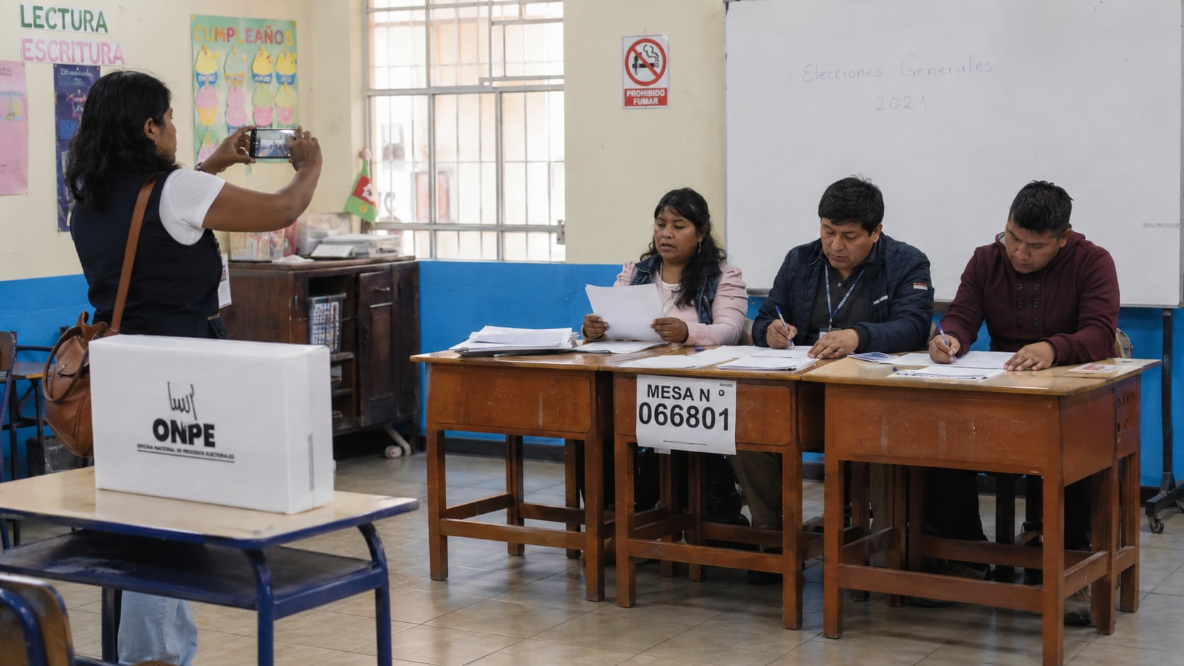 Los personeros pueden documentar el conteo de votos, pero no realizar transmisiones en vivo desde las mesas de sufragio. (Imagen Ilustrativa Infobae)