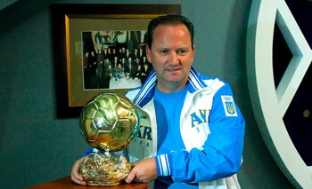 Igor Belanov junto al Balón