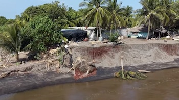 Las fuertes lluvias cambiaron la dirección de la barra del río Nahualate y llevaron el oleaje hacia la zona afectada de playa El Semillero.