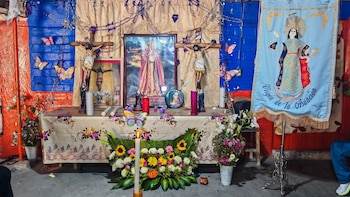 Altar a de la Virgen Dolorosa en la mayordomía de Viernes de Dolores 2026 eb Asunción Nochixtlán, Oaxaca (Infobae México / Soledad Victoria)