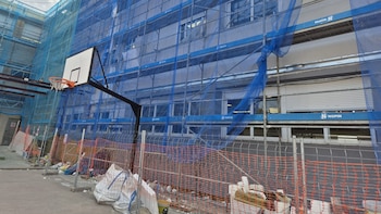 Cuatro meses entre andamios, ruidos y aulas improvisadas en el IES Mariano José de Larra de Madrid: “No podemos dar clase en estas condiciones”