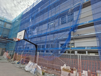 Obras de remodelación en el patio del IES Mariano José de Larra, en el barrio madrileño de Aluche. (Imagen cedida)