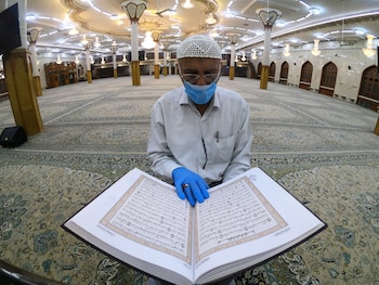 Con mascarilla en una mezquita