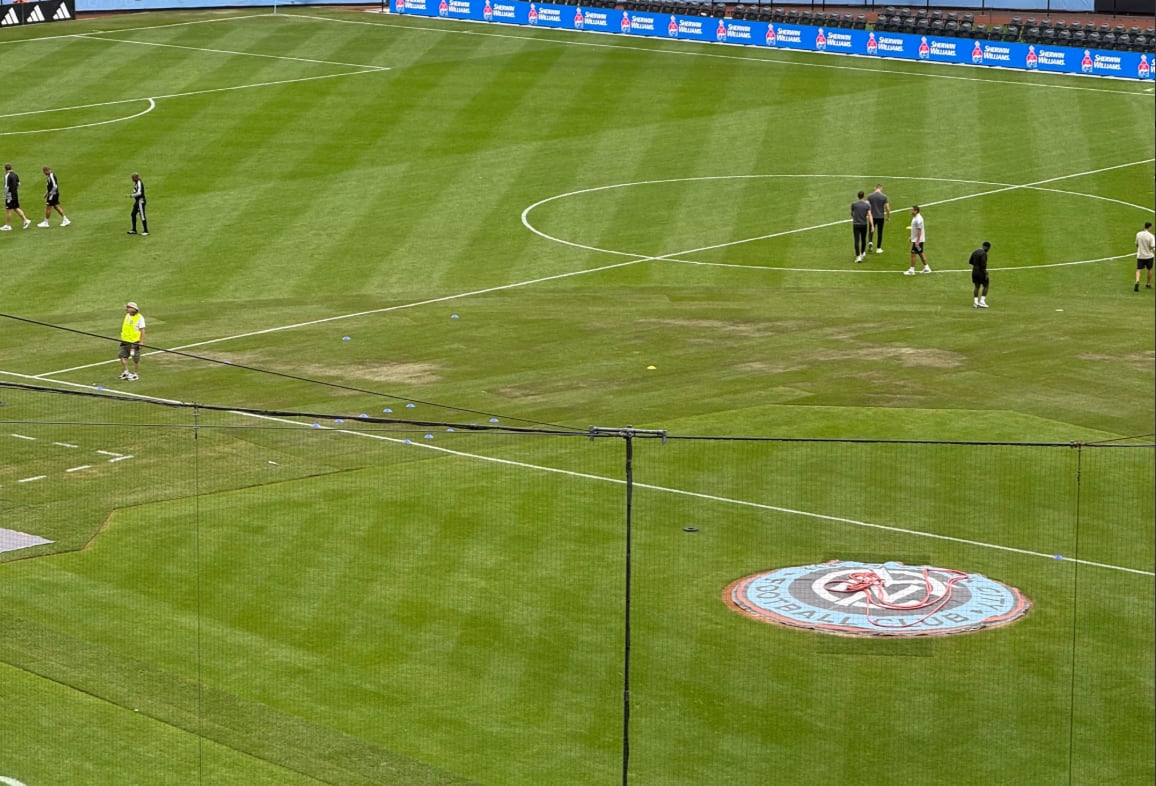 The Athletic informó que la cancha de Yankee Stadium presentó grandes sectores de pasto temporal deteriorados o secos cerca de la segunda base y de la línea lateral (@jtannenwald.bsky.social)