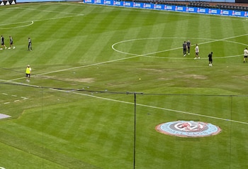 The Athletic informó que la cancha de Yankee Stadium presentó grandes sectores de pasto temporal deteriorados o secos cerca de la segunda base y de la línea lateral (@jtannenwald.bsky.social)