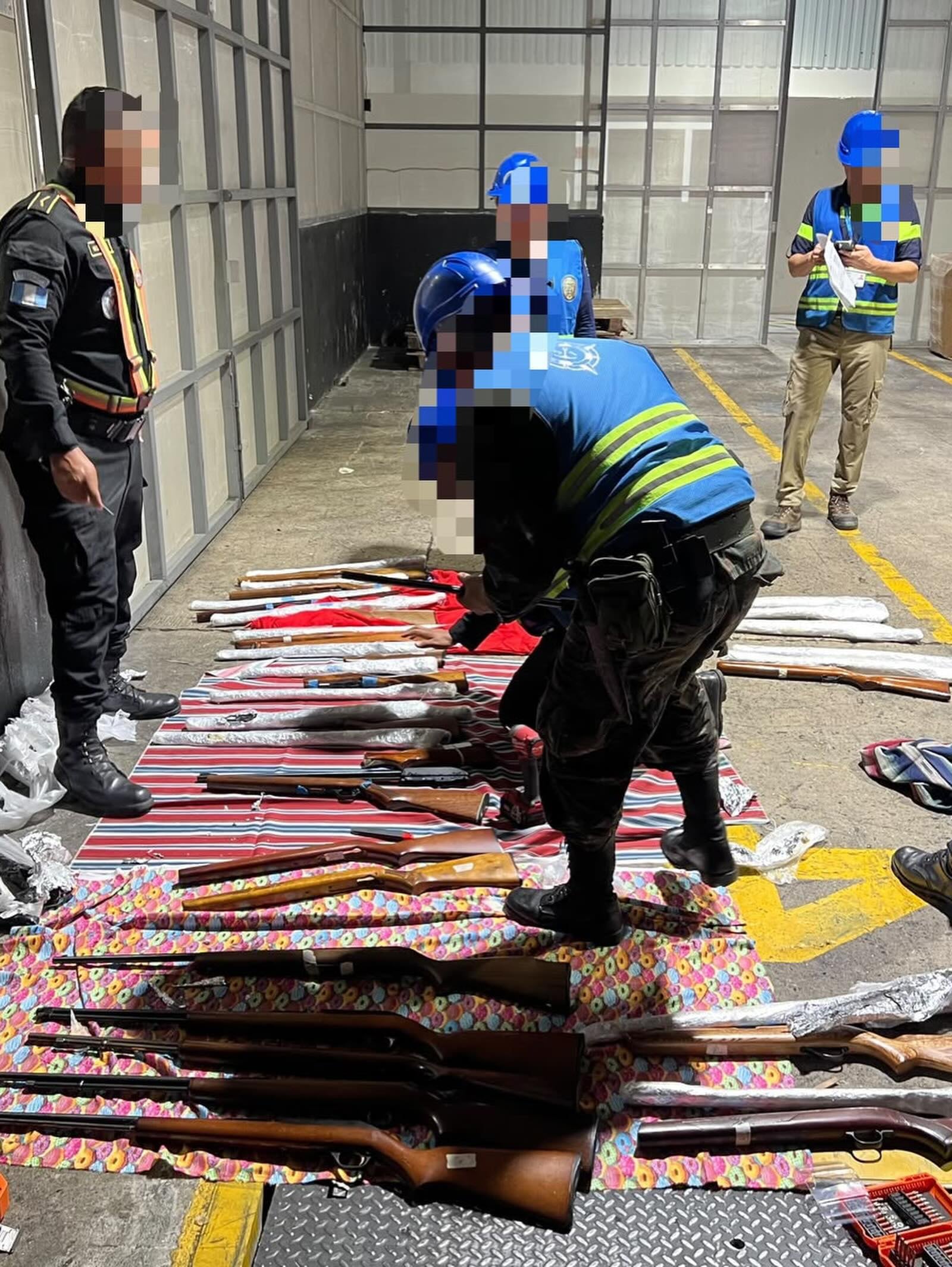 La SGAIA localizó 23 armas de fuego y 3.037 municiones en una encomienda procedente de Estados Unidos en Santo Tomás de Castilla. (Ejército de Guatemala)