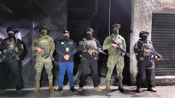 Incautan drogas, armas, tenis, cigarrillos