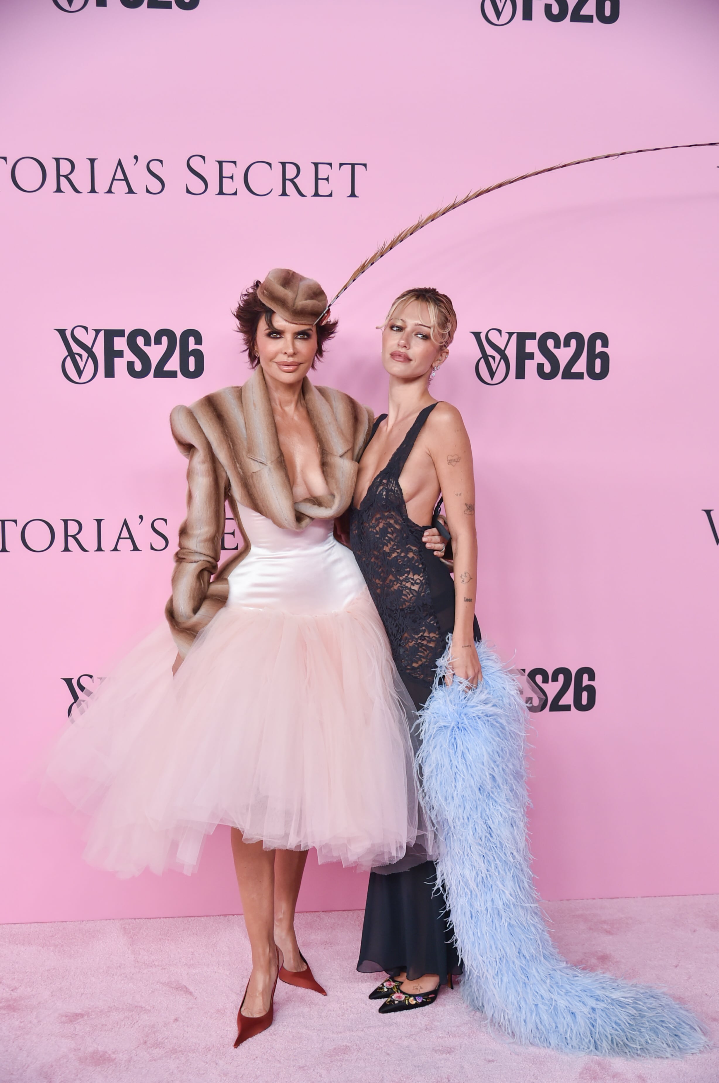 Lisa Rinna y su hija Delilah Belle asistieron juntas a la alfombra en Sony Pictures Studios. (Photo by Richard Shotwell/Invision/AP)