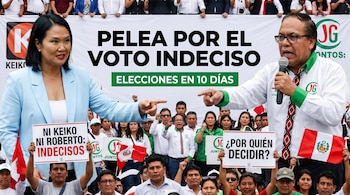 Imagen de Keiko Fujimori y Roberto Sánchez señalando al frente, con un banner que dice "PELEA POR EL VOTO INDECISO". Hay gente con carteles de "INDECISOS".