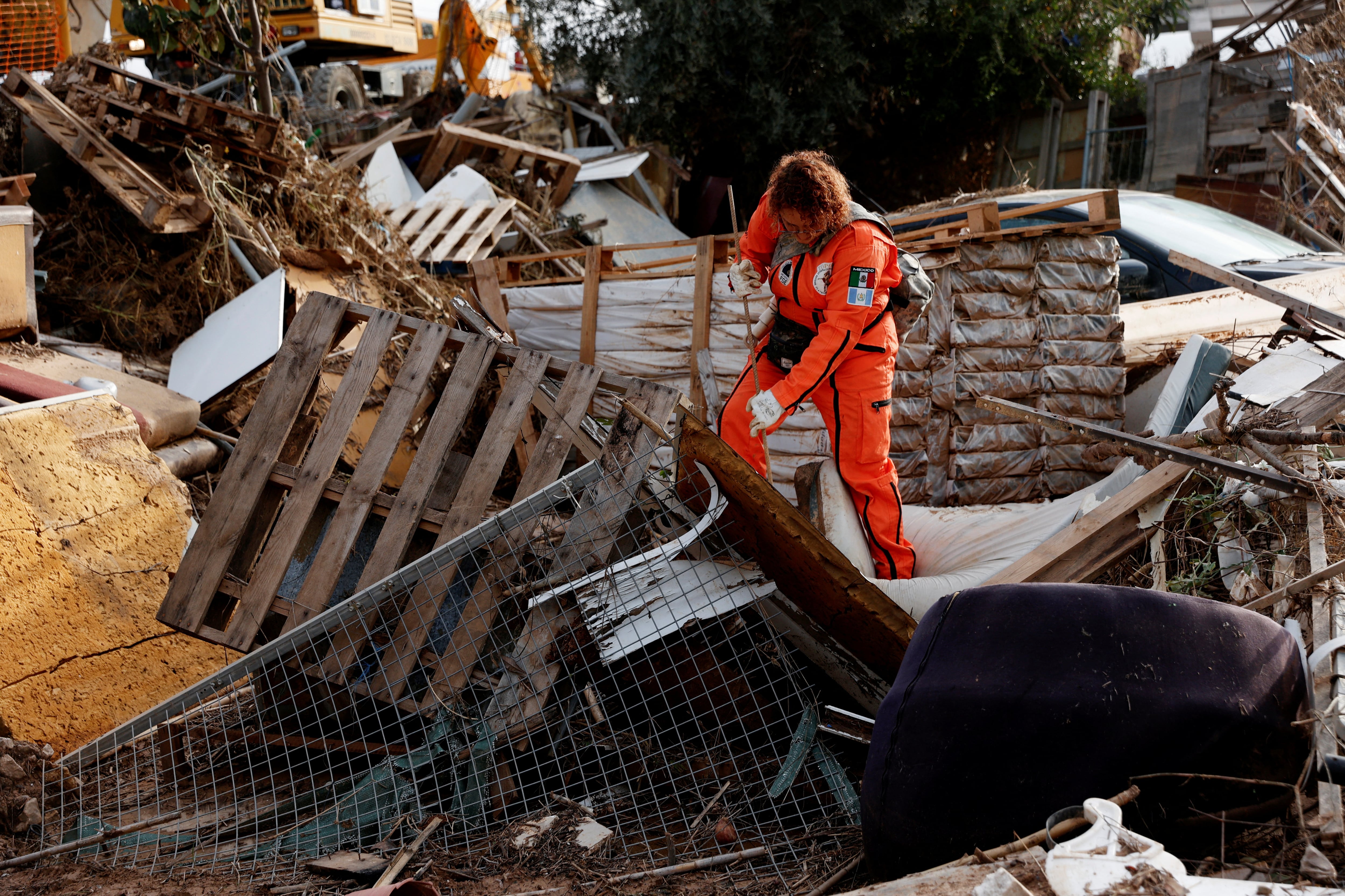 Carmen Sánchez, miembro del grupo rescatista mexicano Topos Azteca, en busca de víctimas en el barrio valenciano de La Torre, 14 de Noviembre 2024. (Eva Manez/Reuters)