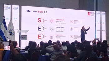 Diana Sigüenza durante su exposición en el Congreso Mujer y Liderazgo XVIII, el 20 de mayo de 2026. Foto Infobae Centroamérica/Katlen Urquilla