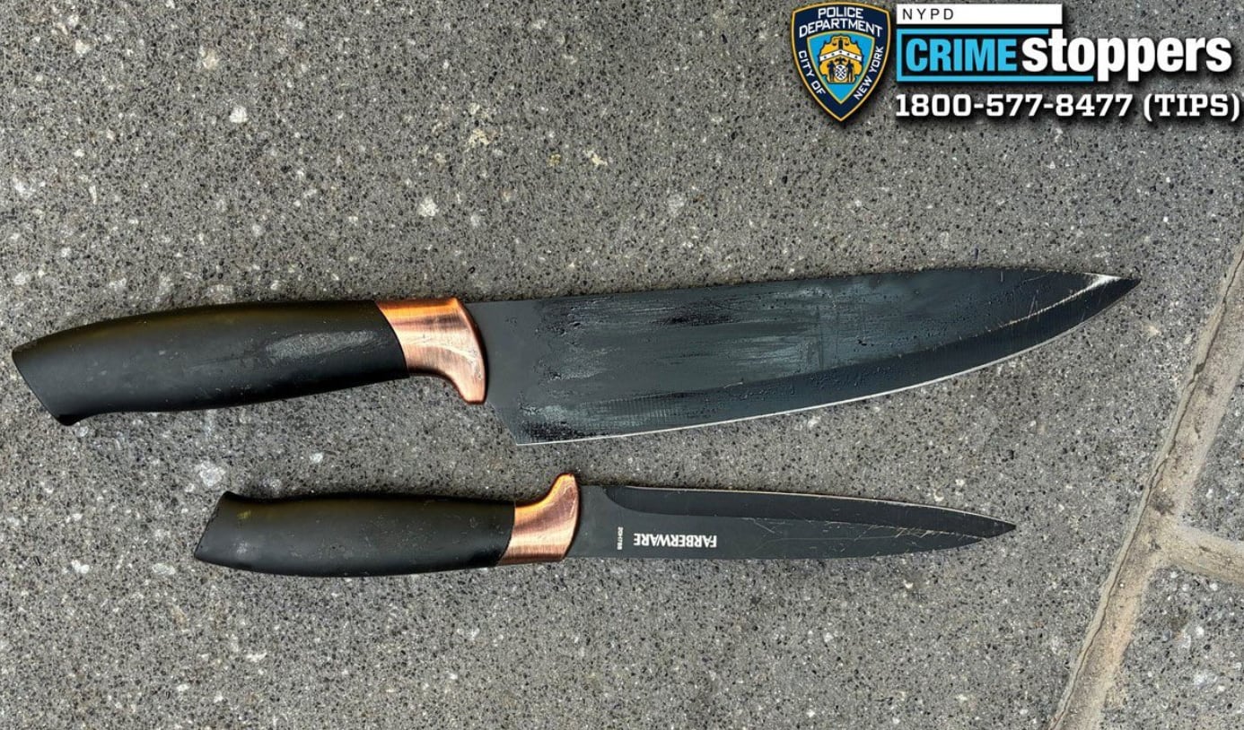 La NYPD recuperó dos cuchillos de gran tamaño en la Séptima Avenida tras un ataque que dejó una mujer muerta y un hombre hospitalizado en Manhattan (@NYPDnews)