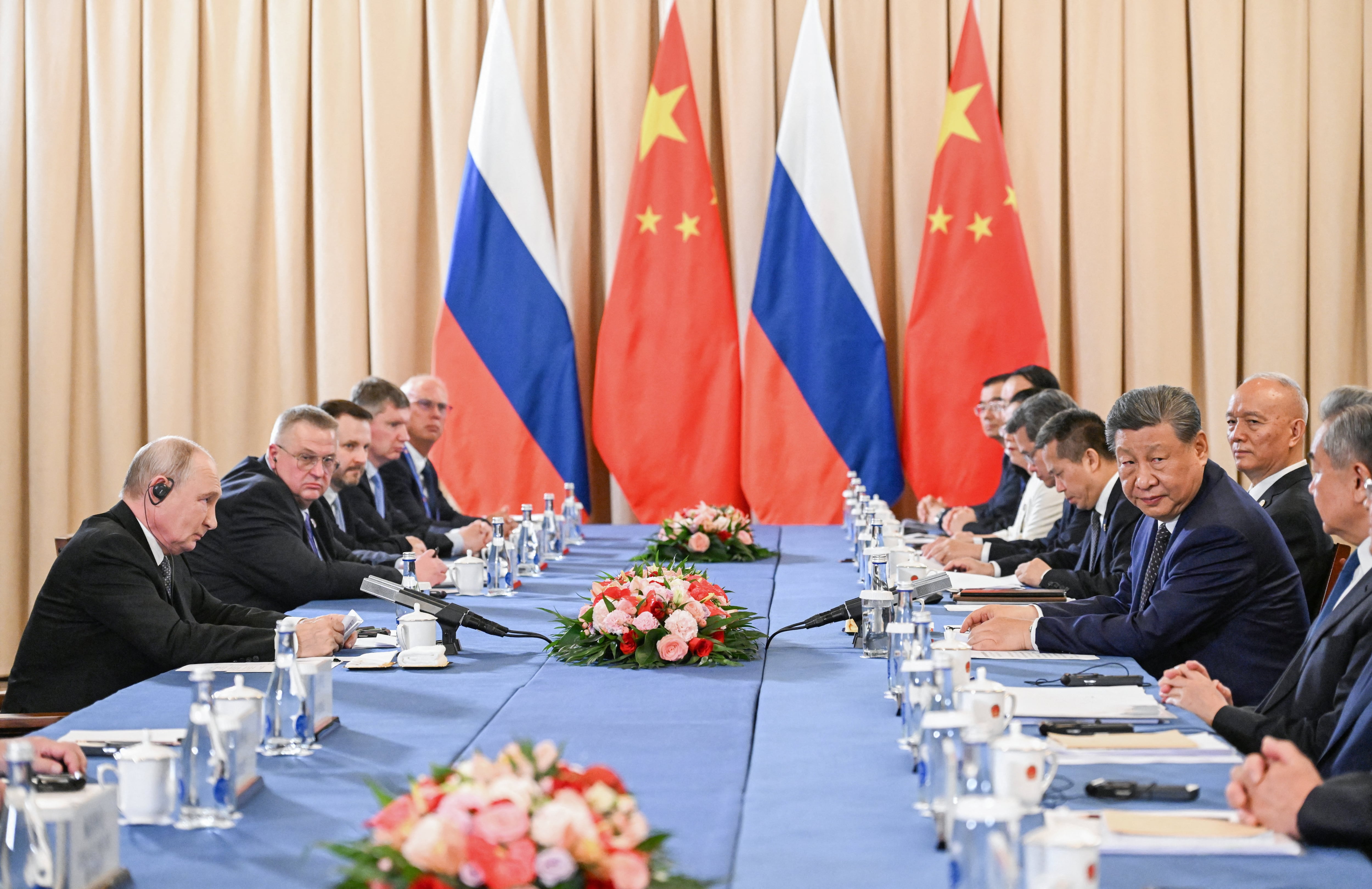 Miembros de las delegaciones, encabezadas por el presidente ruso Vladímir Putin y el presidente chino Xi Jinping, asisten a la reunión en Biskek, Kirguistán (Sputnik/Kristina Solovyova/Pool vía REUTERS)
