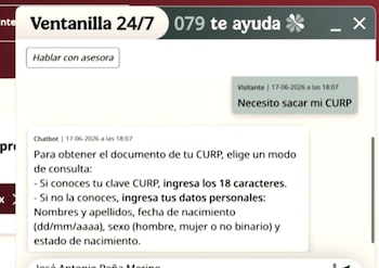 Captura de pantalla de la interfaz de un chatbot llamado Ventanilla 24/7, mostrando una conversación sobre cómo obtener el documento CURP