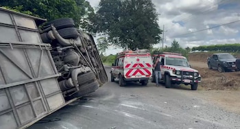 El accidente ocurrió a las 7:55 a. m. del 28 de octubre, sobre la ruta nacional 4, en el sector de La Chiripa de Horquetas de Sarapiquí. Crédito: Cruz Roja Costarricense