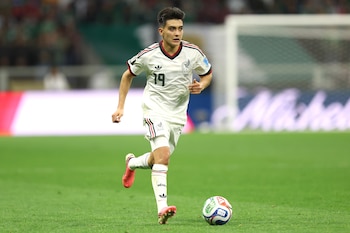 Gilberto Mora de México controla un balón este miércoles, en un partido del grupo A del Mundial de la FIFA 2026 entre República Checa y México en el estadio Azteca en Ciudad de México (México). EFE/ Isaac Esquivel