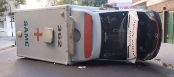 Un choque en cadena involucró a una ambulancia, que terminó volcada en San Cristóbal
