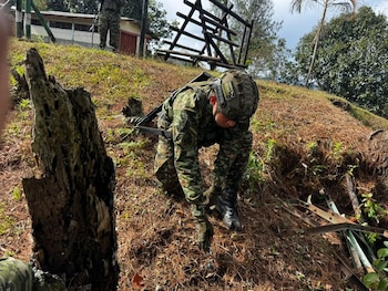 El Ejército Nacional destruyó de forma controlada dos artefactos explosivos en una escuela rural de Cajibío, Cauca - crédito Ejército