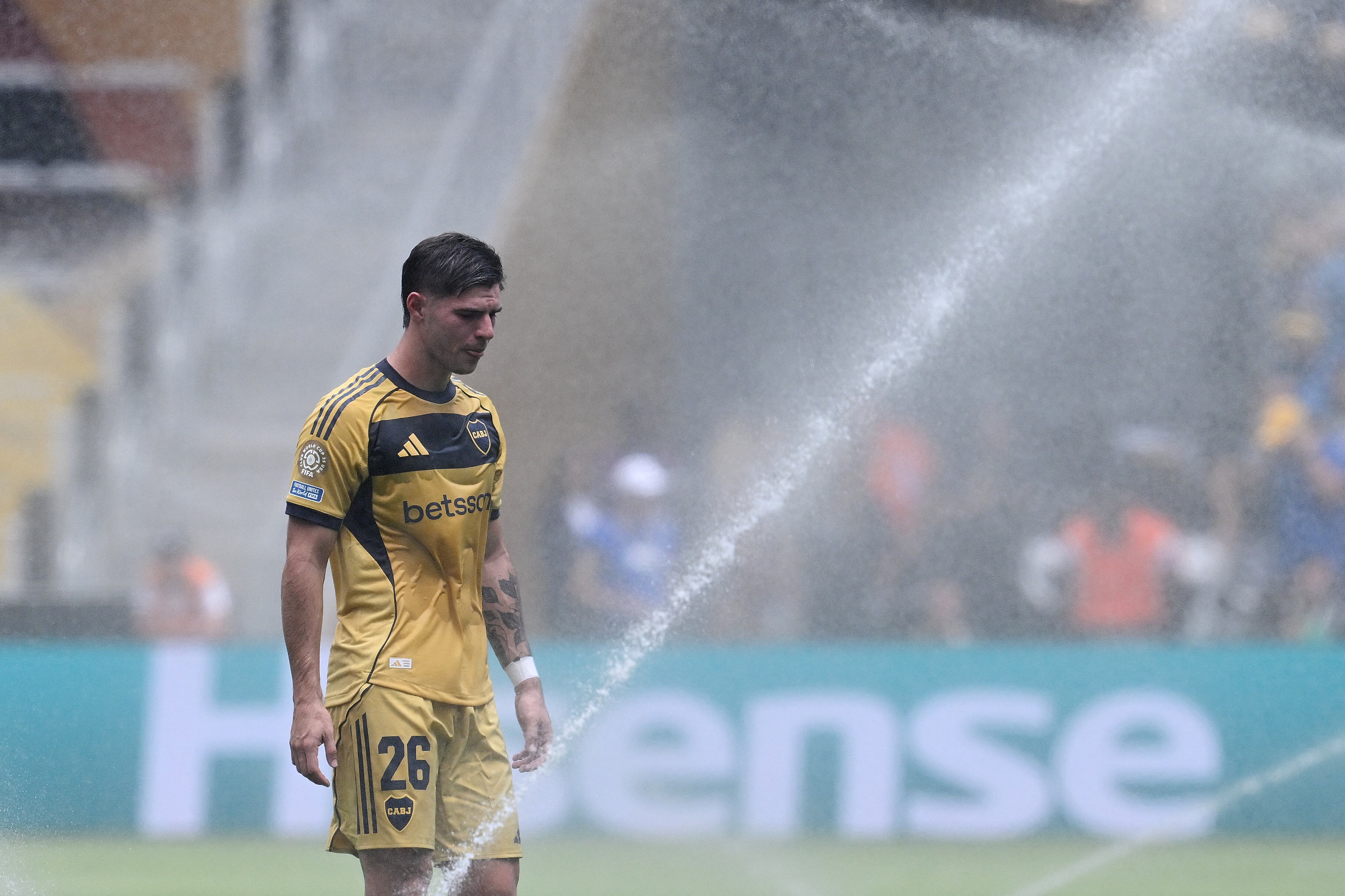 Se abrieron los aspersores y los futbolistas tuvieron un respiro, como Marco Pellegrino