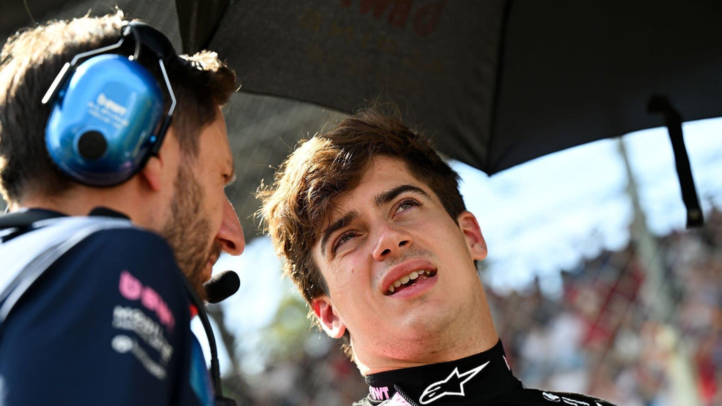 Franco Colapinto dialogando con su ingeniero, Stuart Barlow. El argentino está ilusionado con el Alpine A526 del año próximo (Crédito: gentileza Luciano Yoma / @LucianoYoma)