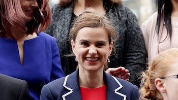Quince puñaladas, tres balazos y “un grito agudo”: a diez años del crimen de una diputada inglesa a manos de un neonazi