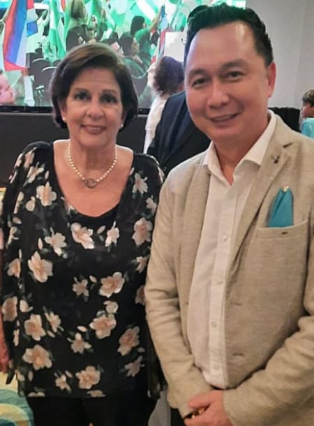 Una fotografía muestra a Tam Zhang junto a Pilar Cisneros durante la celebración del triunfo electoral de Laura Fernández en febrero de 2026.