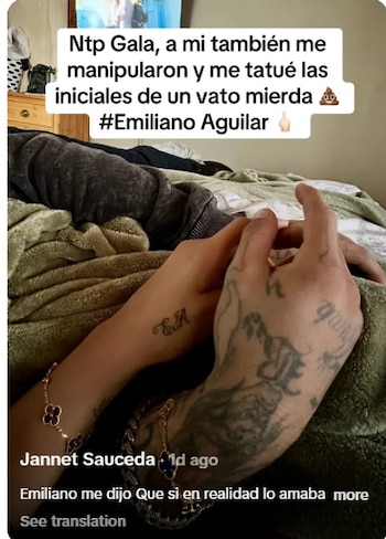 Dos manos unidas sobre una cobija, una de ellas con un pequeño tatuaje de las letras EA y la otra con varios tatuajes en el dorso