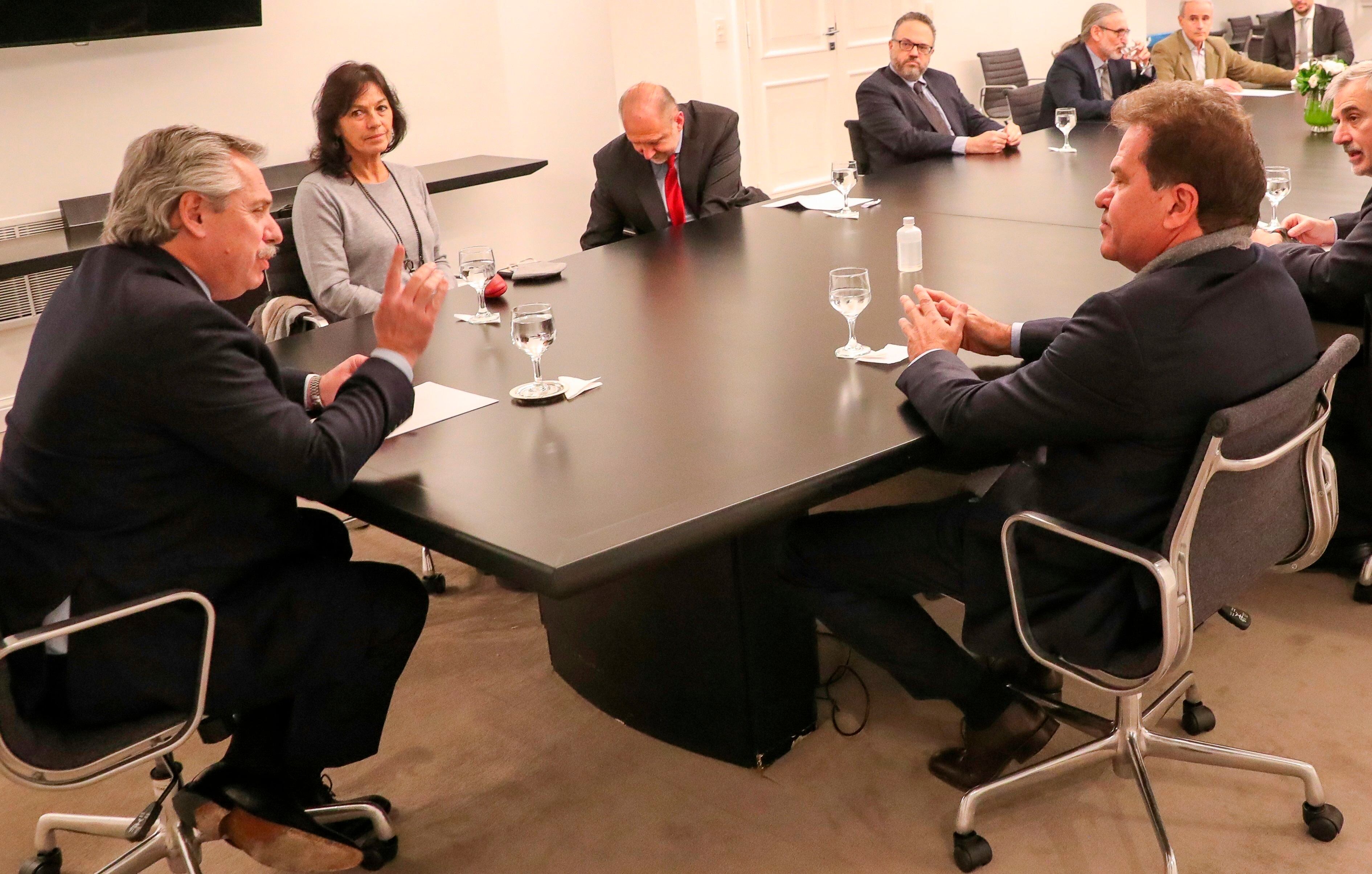Una reunión de junio de 2020 en Olivos entre el entonces presidente Alberto Fernández, Omar Perotti, ex gobernador de Santa Fe, otros funcionarios y el director ejecutivo de Vicentín y uno de sus accionistas, Sergio Nardelli, quien iba a fallecer unos meses después (EFE/PRESIDENCIA DE ARGENTINA)