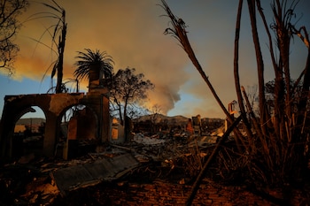 El Palisades Fire consume vastas