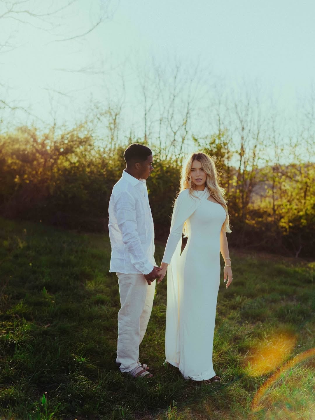 Endrick y Gabriely, tomados de las manos (@endrick)