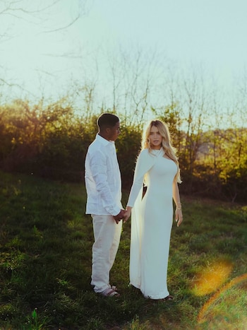 Endrick y Gabriely, tomados de las manos (@endrick)