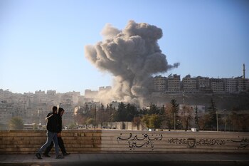 Israel lleva a cabo más de 100 ataques contra infraestructuras estratégicas en Siria - Infobae