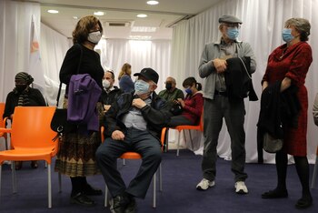 Personas en Jerusalén esperan ser