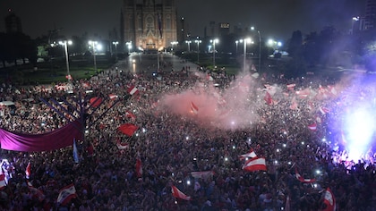 El festejo de Estudiantes campeón frente a una multitud en la Catedral de La Plata, en vivo