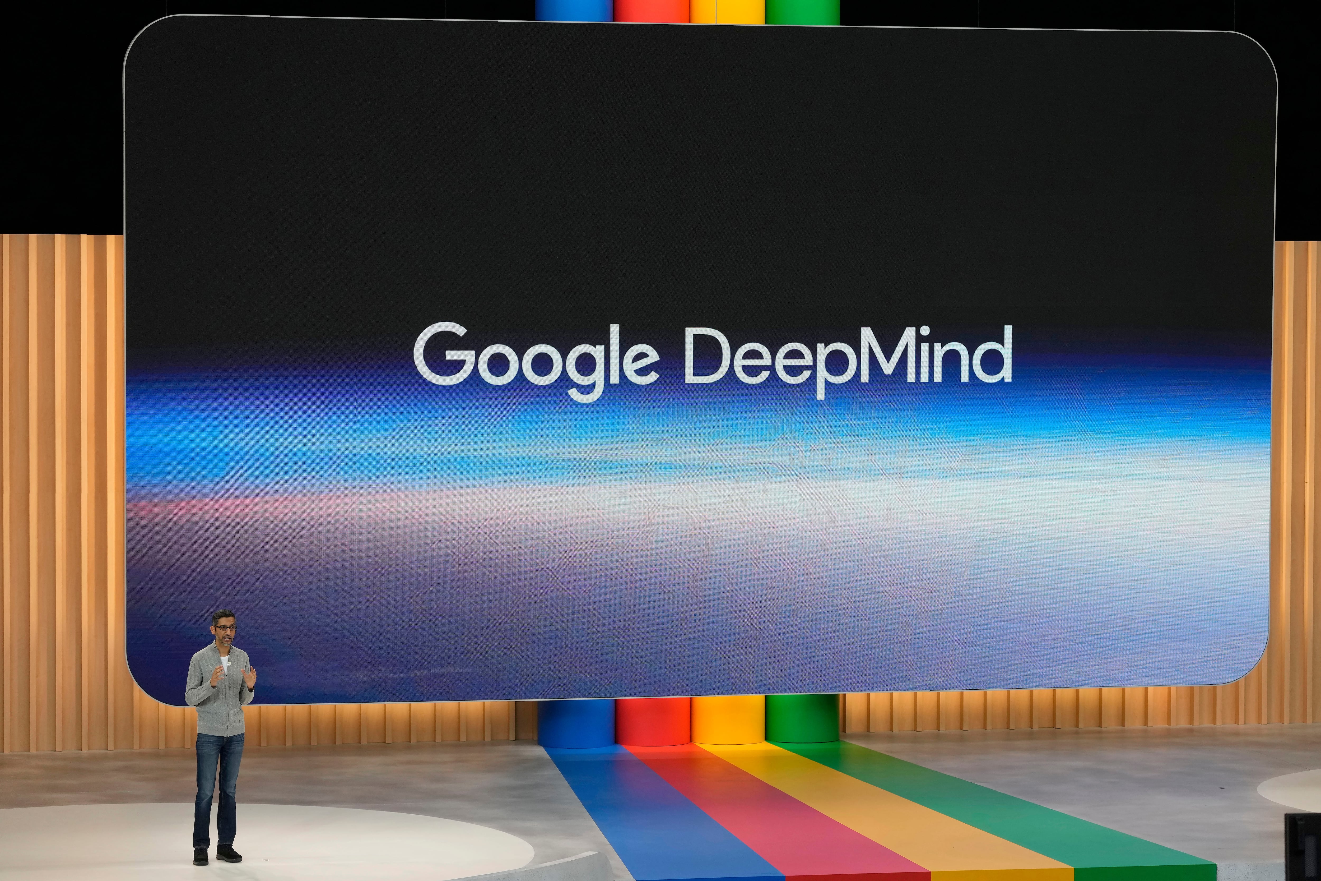 El CEO de Alphabet, Sundar Pichai, en un evento de Google en California. Alphabet se hundió 4,5% tras anunciar un gasto en IA de 180.000 millones de dólares (archivo AP/Jeff Chiu)