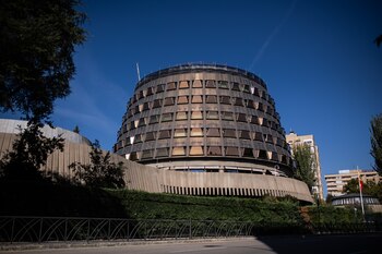 15-10-2021 Fachada del Tribunal Constitucional, a 15 de octubre de 2021, en Madrid (España). El Gobierno y el PP han llegado a un acuerdo este jueves que permitirá renovar el Tribunal Constitucional, el Tribunal de Cuentas, el Defensor del Pueblo y la Agencia de Protección de Datos. El pacto se produjo apenas 24 horas después de que en la sesión de control del Congreso el líder del PP, ofreciera al jefe del Ejecutivo renovar los órganos constitucionales pendientes, al margen del CGPJ, que ha sido el principal escollo de las negociaciones estos meses.
POLITICA
Alejandro Martínez Vélez - Europa Press