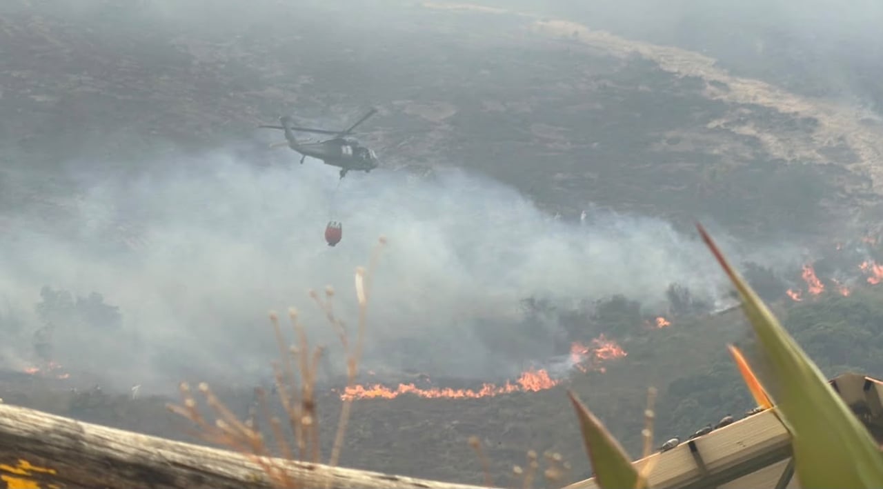 Fuerza Aérea lanzó 14.000 galones de agua para contener incendio en Villa de Leyva