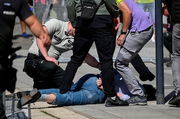 Fico recibió cuatro disparos que pusieron su vida en grave peligro y lo mantuvieron durante semanas en cuidados intensivos (REUTERS/Radovan Stoklasa/File Photo)