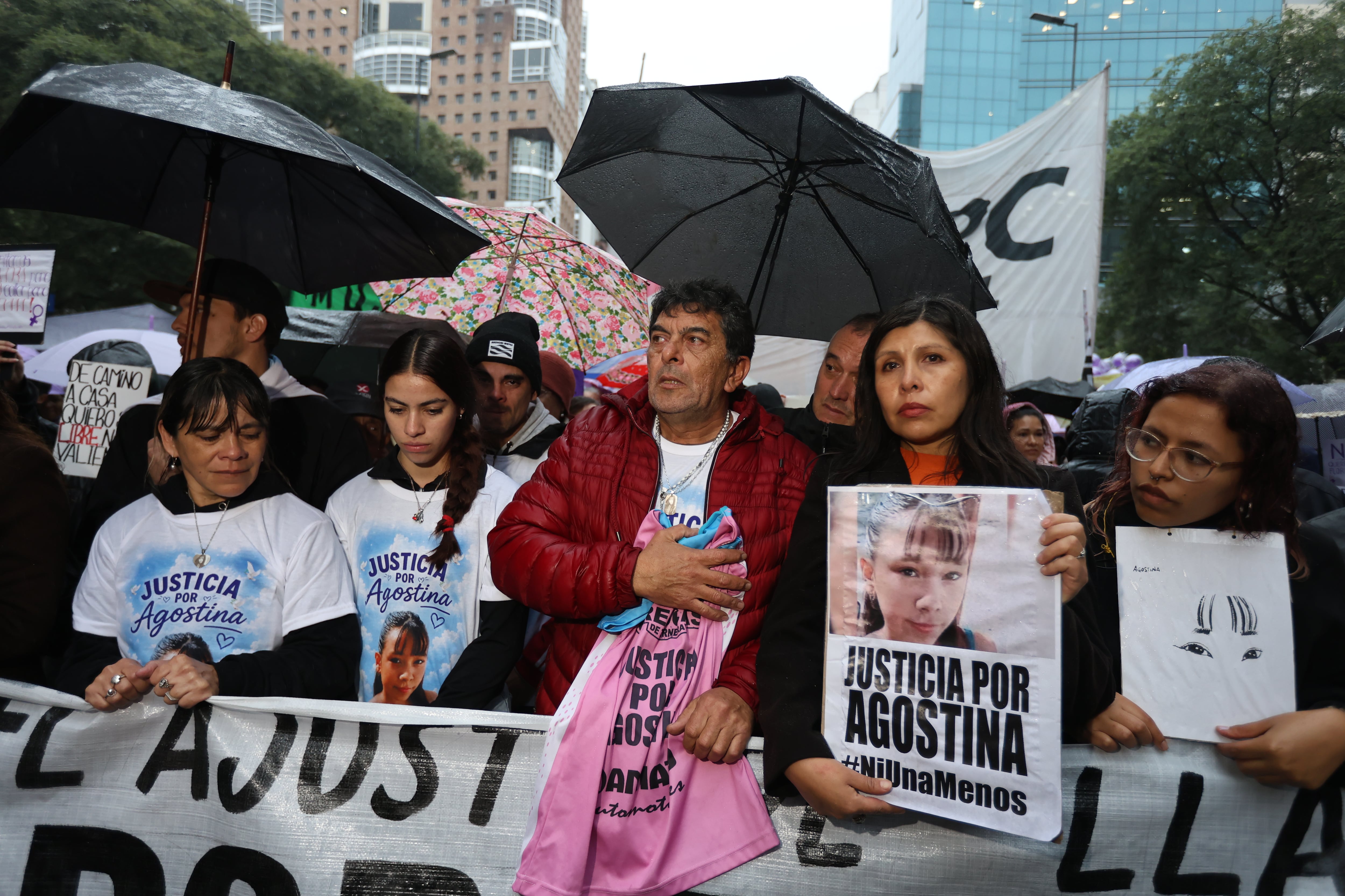 La familia de Agostina Vega encabezó la columna en Córdoba, donde la abuela de la adolescente reveló una carta con la última voluntad de su nieta (Fotografía: Mario Sar)