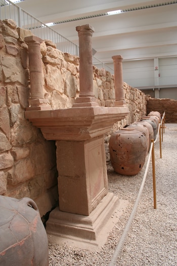 Altar hallado en la cella vinaria de la villa de Las Musas, Hispania Tarraconensis (Y. Peña Cervantes)