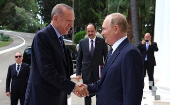 El presidente ruso Vladimir Putin (R) recibe al presidente turco Recep Tayyip Erdogan para una reunión en el centro turístico de Sochi, en el Mar Negro. Foto: -/Kremlin/dpa