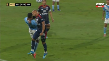 Expulsión de Jermein Peña tras alevoso codazo a Miguel Araujo en Sporting Cristal vs Junior por Copa Libertadores 2026