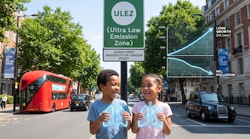 Señal ULEZ, dos niños sonriendo, un bus rojo de dos pisos, un taxi negro, edificios urbanos y un gráfico de crecimiento pulmonar y polución.