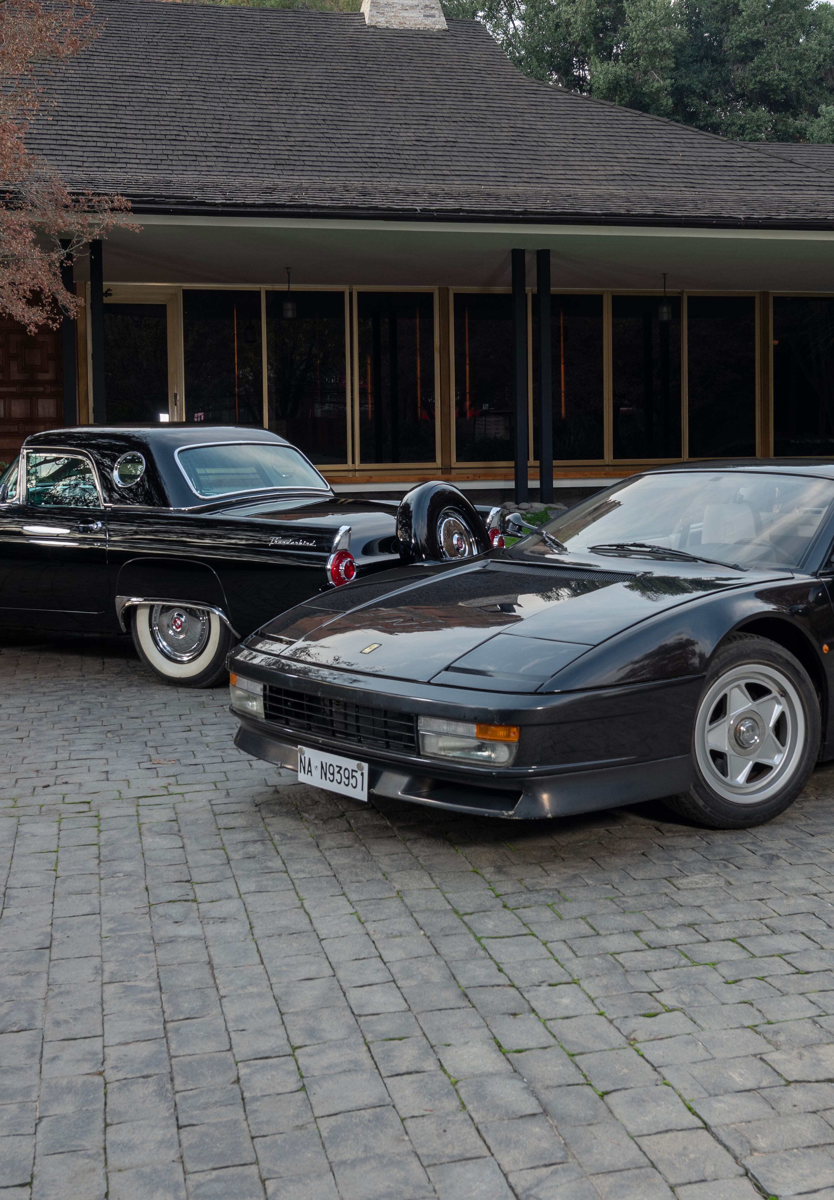 La Ferrari junto a otro de los autos expuestos