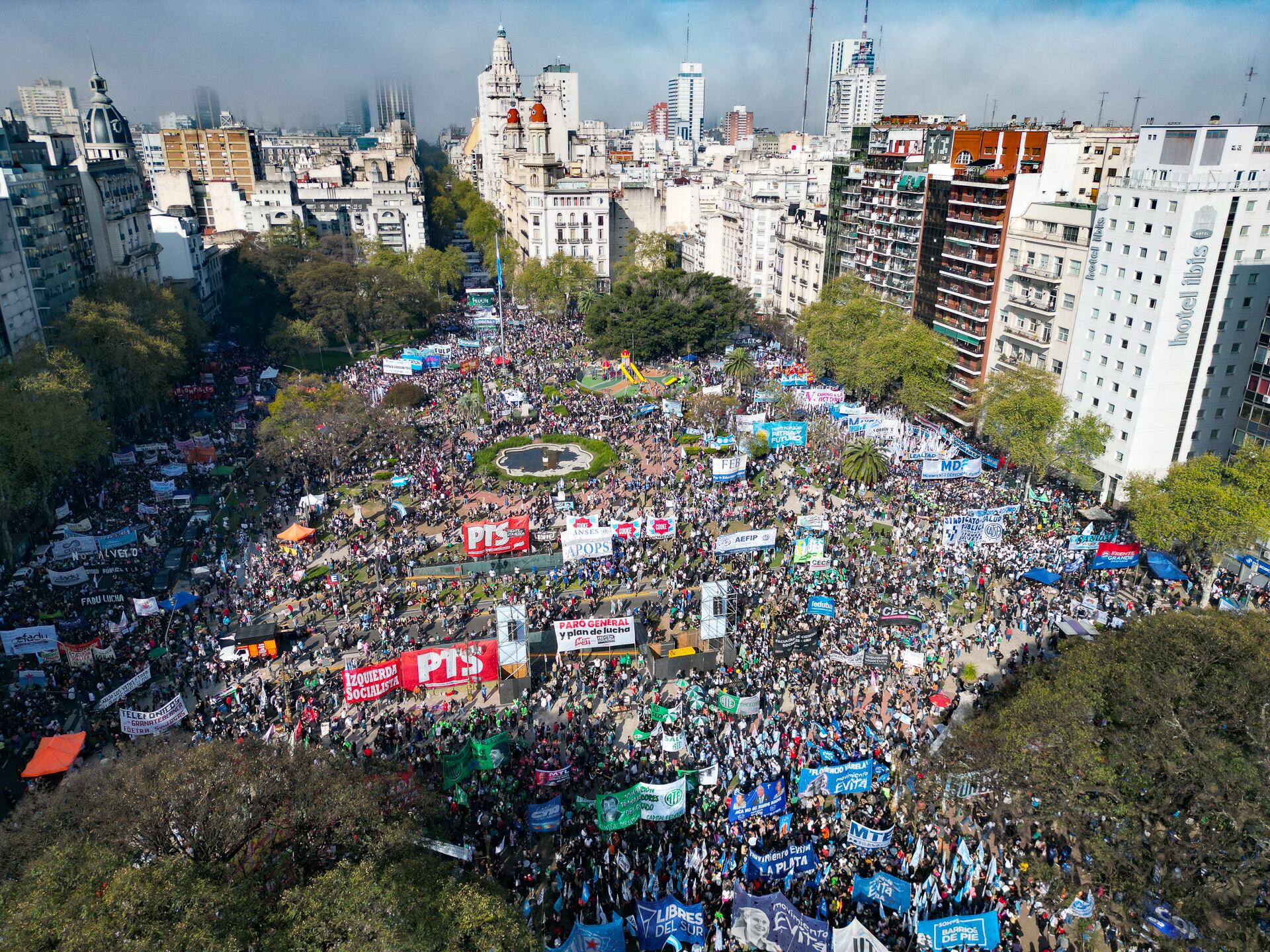 Se espera otra concentración multitudinaria, mientras se debaten los vetos presidenciales en pediatría y universidades (Gaston Taylor)